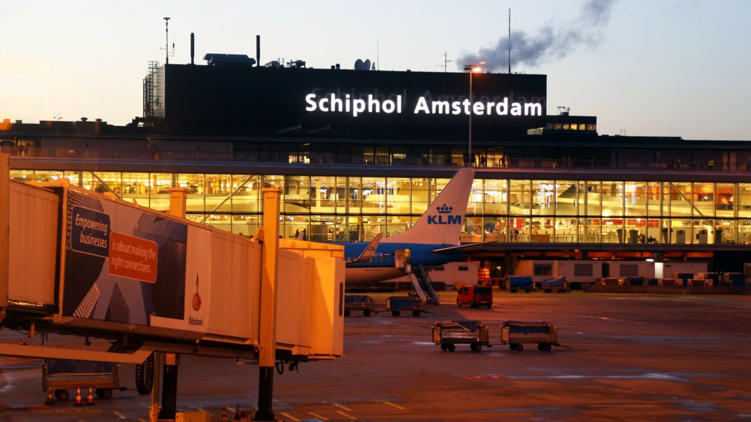 Na lotnisku Amsterdam-Schiphol doszło do makabrycznego wypadku. Człowiek wpadł do silnika samolotu linii KLM. Lotnisko Amsterdam-Schiphol