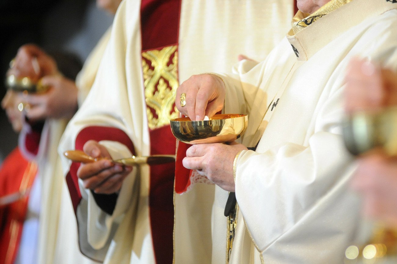 Ksiądz zjadł wszystkie komunikanty na mszy czy mógł Komunia święta w kościele