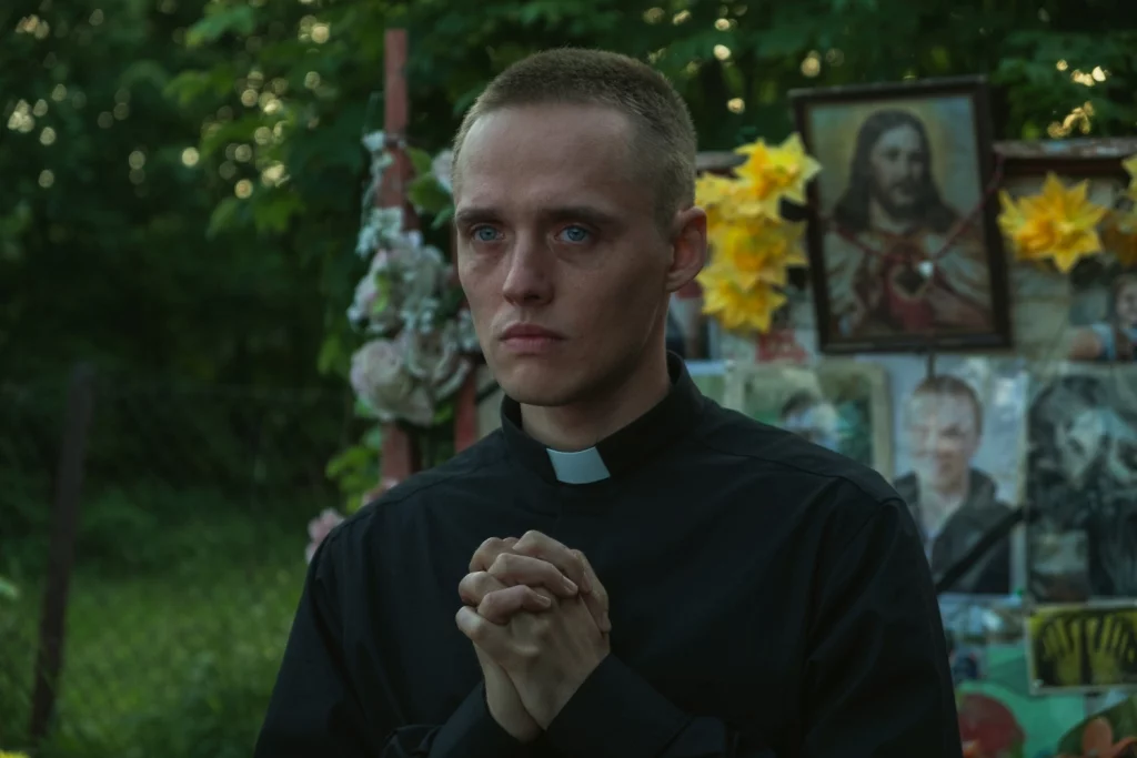 "Boże ciało" to film o 20-latku podającym się za księdza. Przed laty w Polsce miała miejsce podobna historia