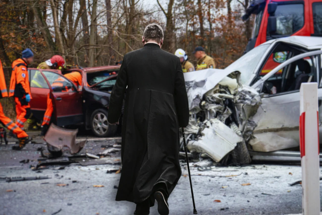 Ksiądz idzie w stronę wypadku samochodowego. W tle rozbite auto