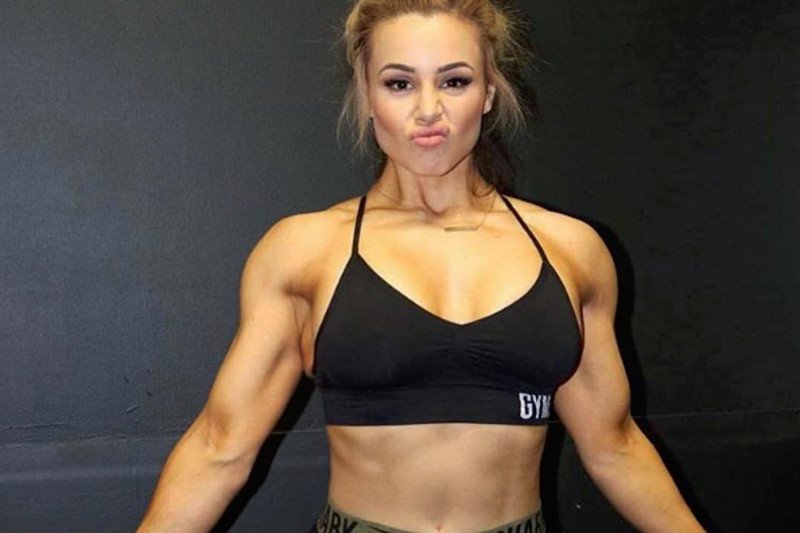 Australijska wersja Dody ma mięśnie jak się patrzy.