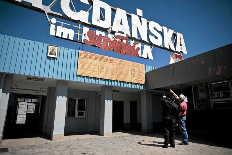 Brama Stoczni Gdańskiej jeszcze z zasłoniętym napisem "imienia Lenina"