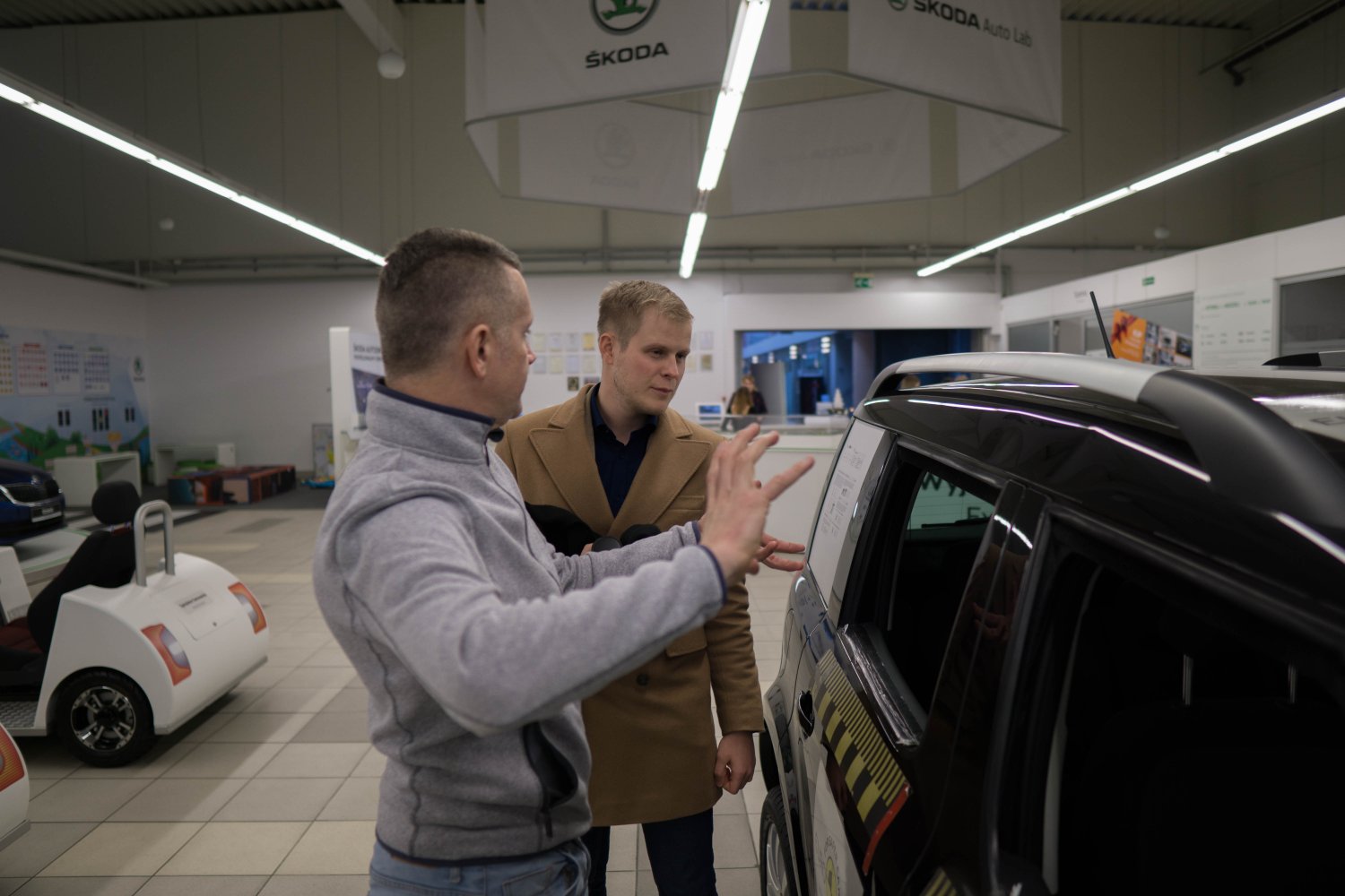 Radek Jaskulski w Szkole Auto Skody wytłumaczył nam szereg zagadnień z zakresu bezpieczeństwa jazdy.