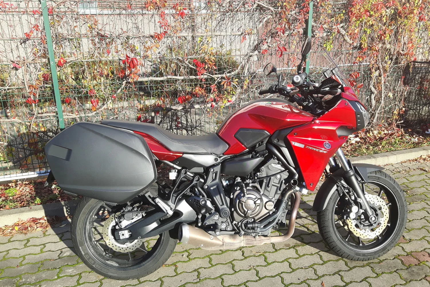 Yamaha Tracer 700 to uniwersalna maszyna, która niemal wszędzie wjedzie nie rujnując naszego budżetu.