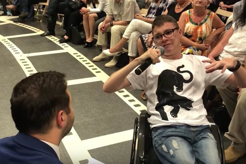 Niepełnosprawny zadał pytanie Patrykowi Jakiemu.