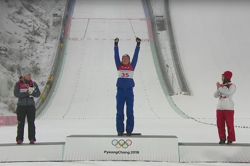 Olimpijskie podium konkursu indywidualnego kobiet na normalnej skoczni w Pjongczangu. Niestety zarówno na "pudle" jak i w całym konkursie zabrakło Polek.
