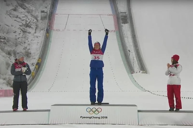 Olimpijskie podium konkursu indywidualnego kobiet na normalnej skoczni w Pjongczangu. Niestety zarówno na "pudle" jak i w całym konkursie zabrakło Polek.