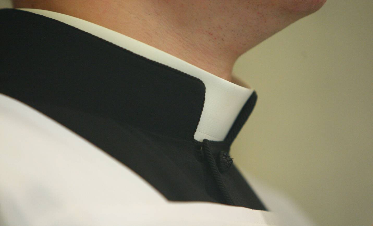 Ofiara księdza pedofila wygrała przed Sądem. Kuria zapłaci mu ponad milion