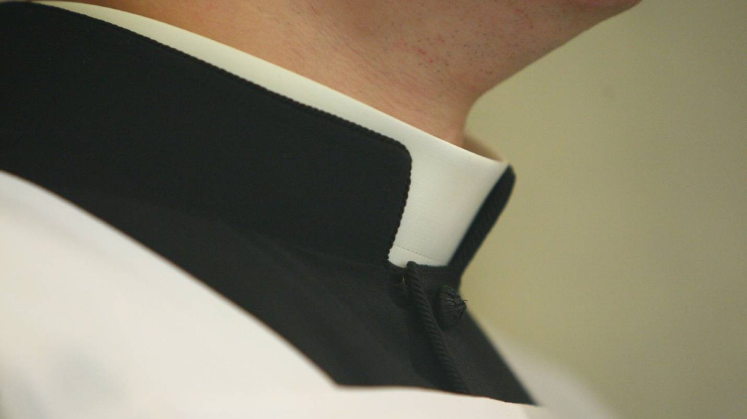 Ofiara księdza pedofila wygrała przed Sądem. Kuria zapłaci mu ponad milion