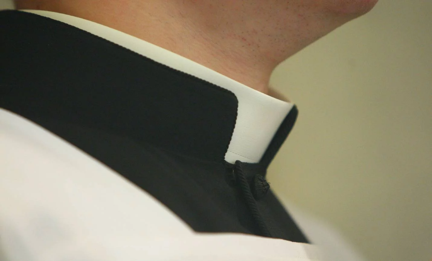 Ofiara księdza pedofila wygrała przed Sądem. Kuria zapłaci mu ponad milion