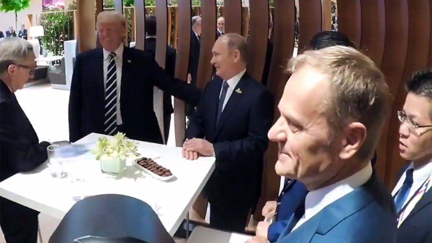 Jak na szczycie G20 wyglądało zakulisowe spotkanie przewodniczącego RE Donalda Tuska, prezydenta USA Donalda Trumpa i prezydenta Rosji Władimira Putina? Ujawnił to rzecznik niemieckiego rządu.