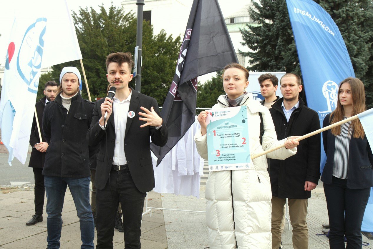 Lekarze nie chcą pracować pod presją, że za każdy niezawiniony błąd lekarski będą ciągani przez kilka lat na przesłuchania.