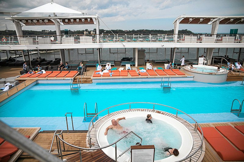 Biuro podróży Itaka wynajęło wielki statek wycieczkowy tylko dla Polaków. Czy tak wyglądają wymarzone wakacje zagraniczne? Zdjęcie stanowi jedynie ilustrację do tekstu.