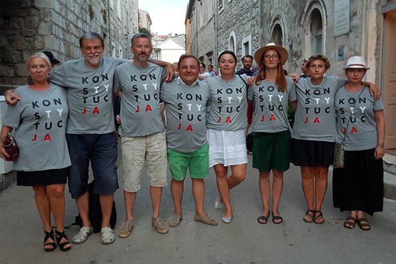 Zdjęcie Roberta Makłowicza w koszulce z napisem "Konstytucja" nie spodobało się niektórym miłośnikom podróżnika.