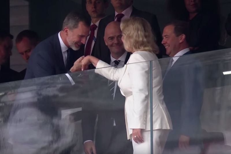 Swietłana Miedwiediewa nie pozwoliła pocałować się w dłoń królowi Hiszpanii Filipowi VI i przewodniczącemu FIFA Gianniemu Infantino.