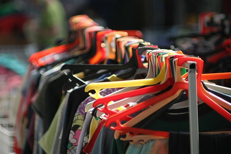 Seniorzy z Gdyni otwierają sklepik charytatywny, by znaleźć fundusze na edukację biednych dzieci. Towarem w sklepie będzie wszystko to, czego nie potrzebujemy, a mogą kupić to inni - odzież, ozdoby, książki itp.