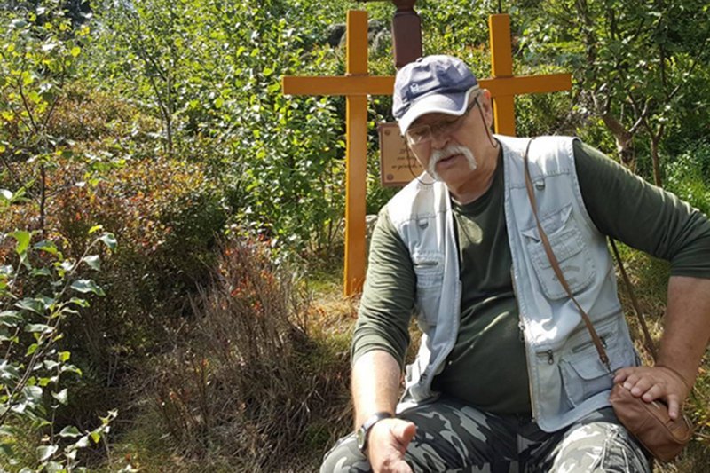 Emerytowany policjant Janusz Bartkiewicz na miejscu zbrodni pod Narożnikiem. Jego nowe ustalenia będą przełomem?