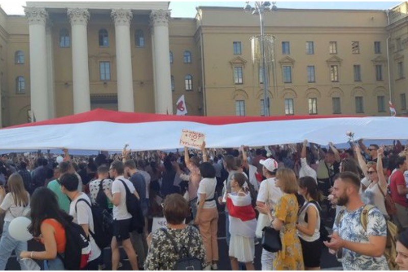 Demonstranci pod siedzibą KGB. Protesty przeciwko władzy Aleksandra Łukaszenki w Mińsku. Demonstranci pod siedzibą KGB.