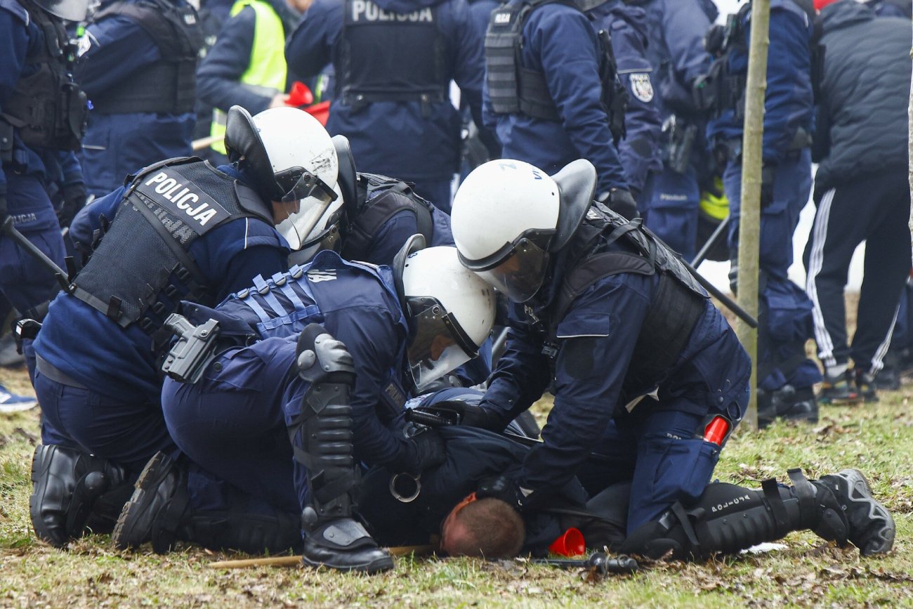 Zmiany w oznaczeniach policji. Funkcjonariusze na mundurach będą mieli numery.