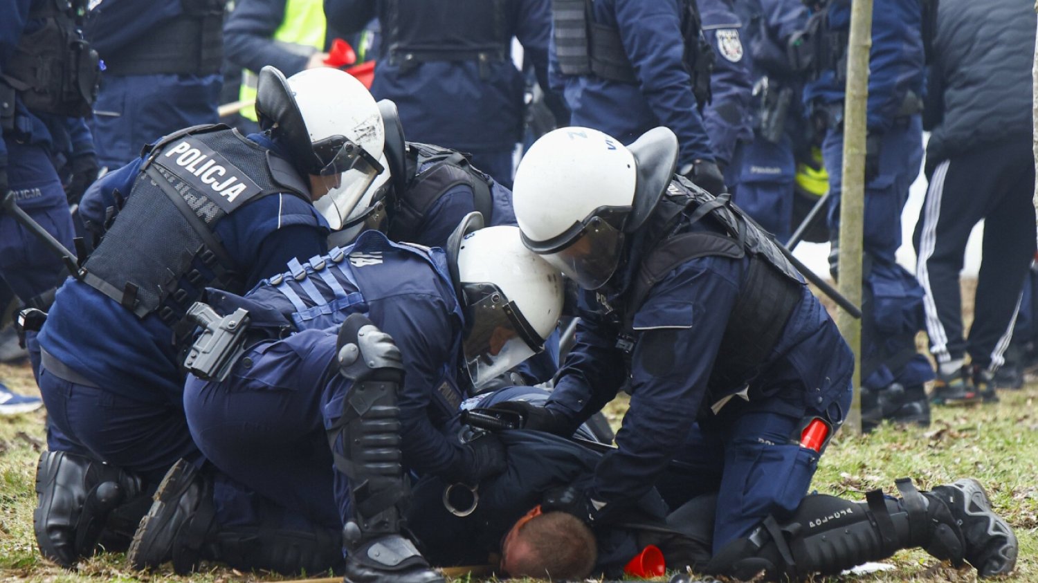 Zmiany w oznaczeniach policji. Funkcjonariusze na mundurach będą mieli numery.