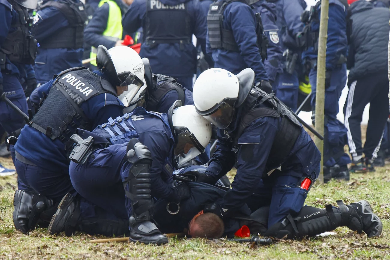 Zmiany w oznaczeniach policji. Funkcjonariusze na mundurach będą mieli numery.