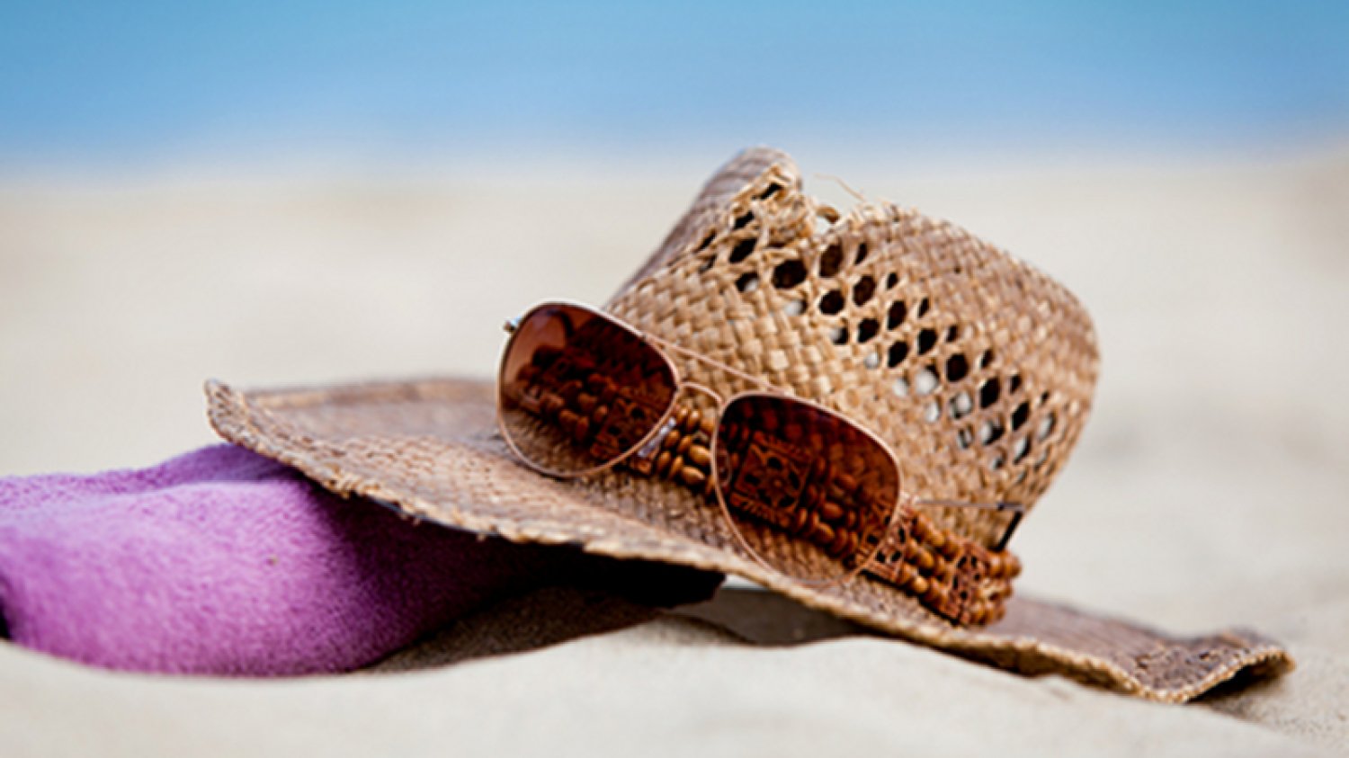 [url=http://www.shutterstock.com/dl2_lim.mhtml?src=8NMQgXGjq-cbNYdZofHUcA-4-98&id=147999740&size=small_jpg&submit_jpg=]O czym nie można zapomnieć podczas opalania?[/url]