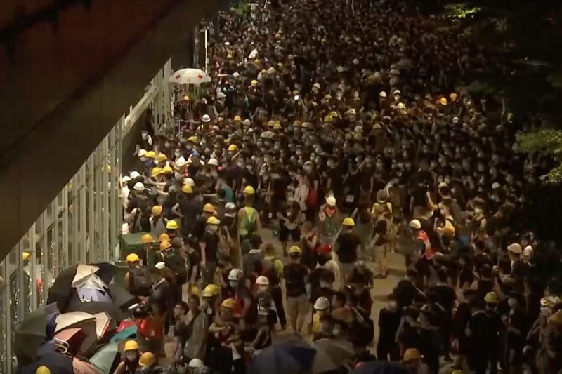 Protestujący niszczą od środka budynek lokalnego parlamentu.