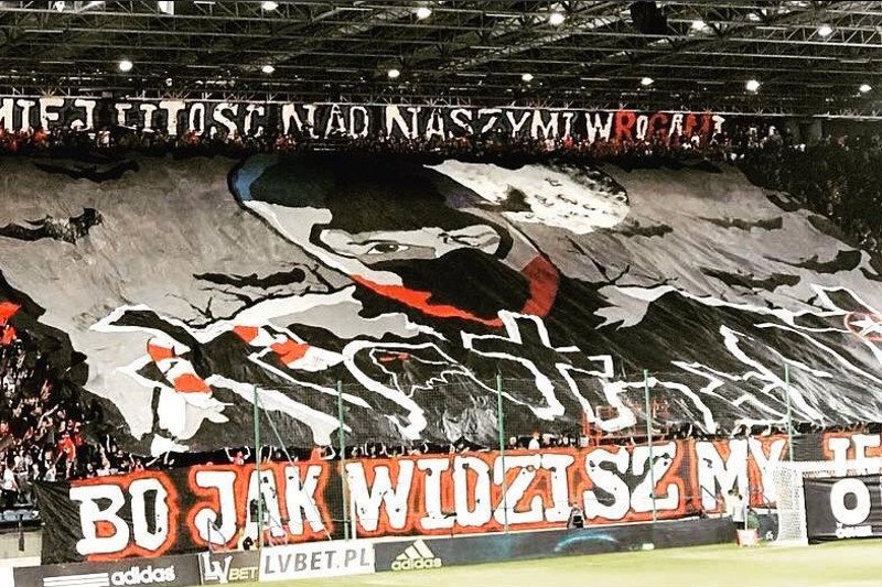 Oprawa Wisły Kraków w oczywisty sposób odwołuje się do krwawych starć między kibolami dwóch krakowskich drużyn.