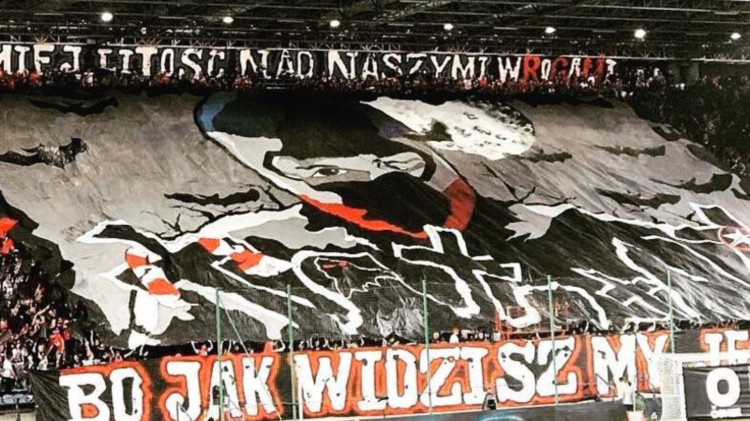 Oprawa Wisły Kraków w oczywisty sposób odwołuje się do krwawych starć między kibolami dwóch krakowskich drużyn.