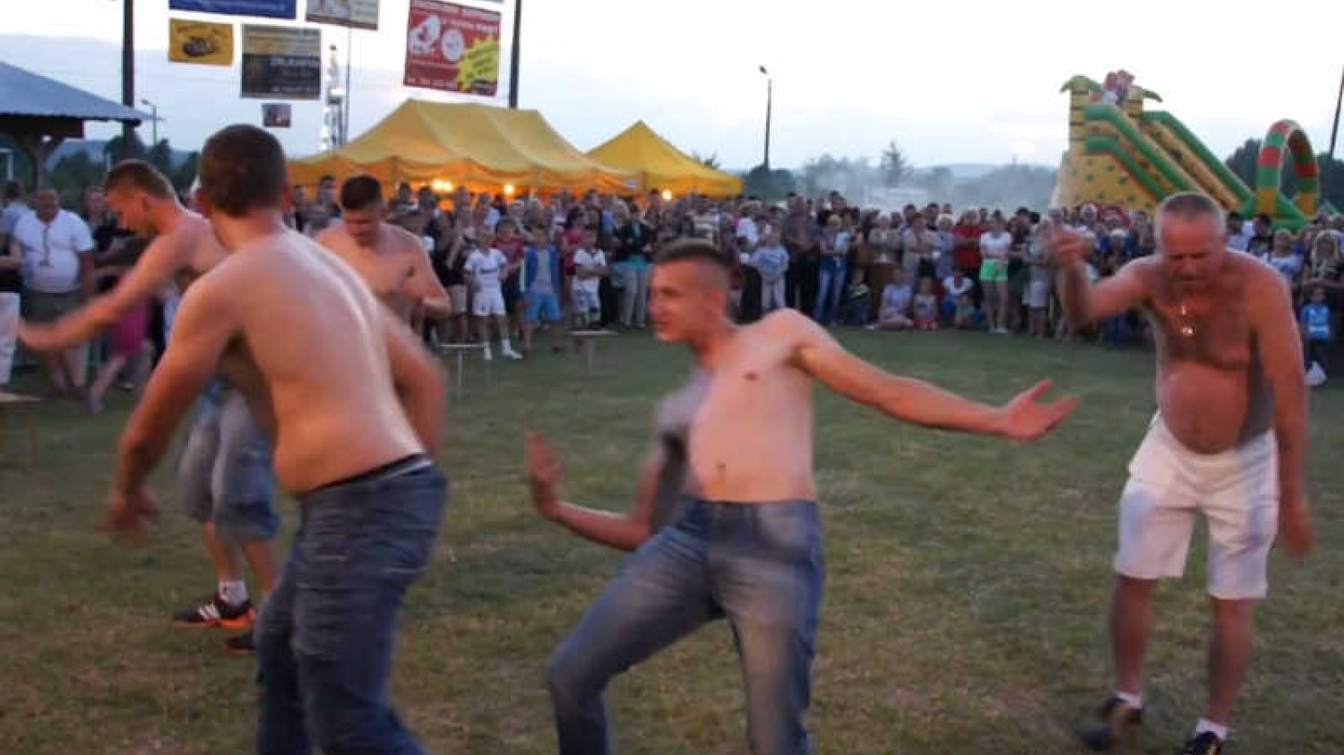 Festyn wiejski w Ostrowie stał się powodem kpin z kultury wiejskiej.