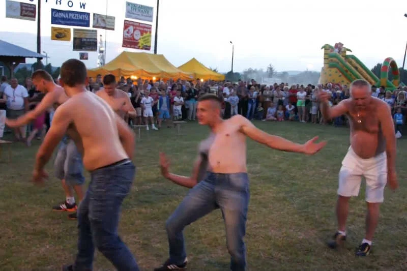 Festyn wiejski w Ostrowie stał się powodem kpin z kultury wiejskiej.
