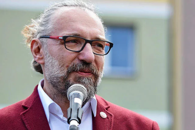 Mateusz Kijowski rywalizuje o przywództwo w KOD z Krzysztofem Łozińskim. Czy tzw. afera fakturowa będzie miała wpływ na wybór działaczy?