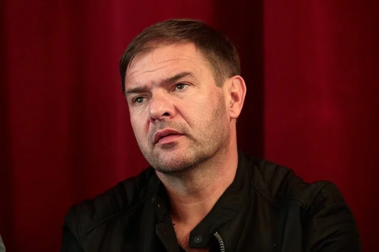 W środę Tomasz Karolak narzekał, że za brak maseczki wyrzucono go z maseczki. Karolak, Kołakowska, Doda, Pudzianowski i inni, czyli koronasceptyczni celebryci.