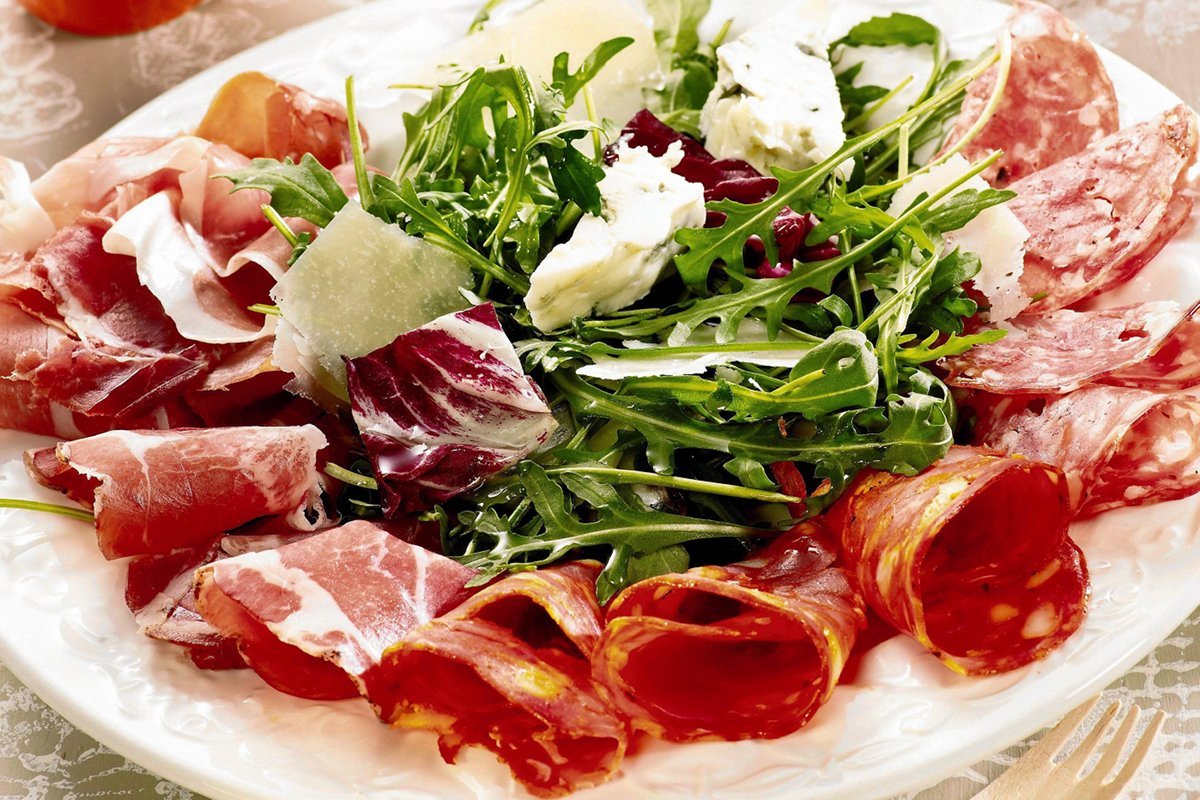 Włoska szynka, baleron parmeński, salami pikantne i łagodne – zdecydowanie nie tradycyjne świąteczne wędliny.