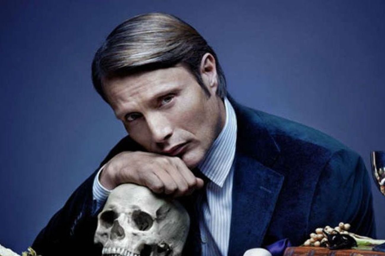 Serial "Hannibal" powraca po latach na ekrany. Tu zobaczysz go za darmo. "Hannibal" ponownie na ekranie. W Playerze zobaczysz ten serial za darmo.