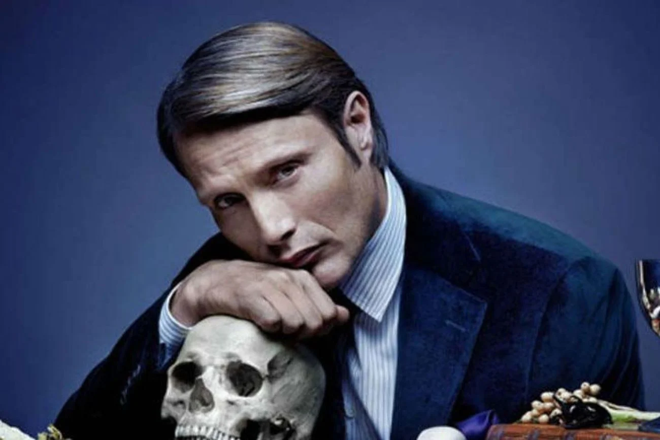 Serial "Hannibal" powraca po latach na ekrany. Tu zobaczysz go za darmo. "Hannibal" ponownie na ekranie. W Playerze zobaczysz ten serial za darmo.