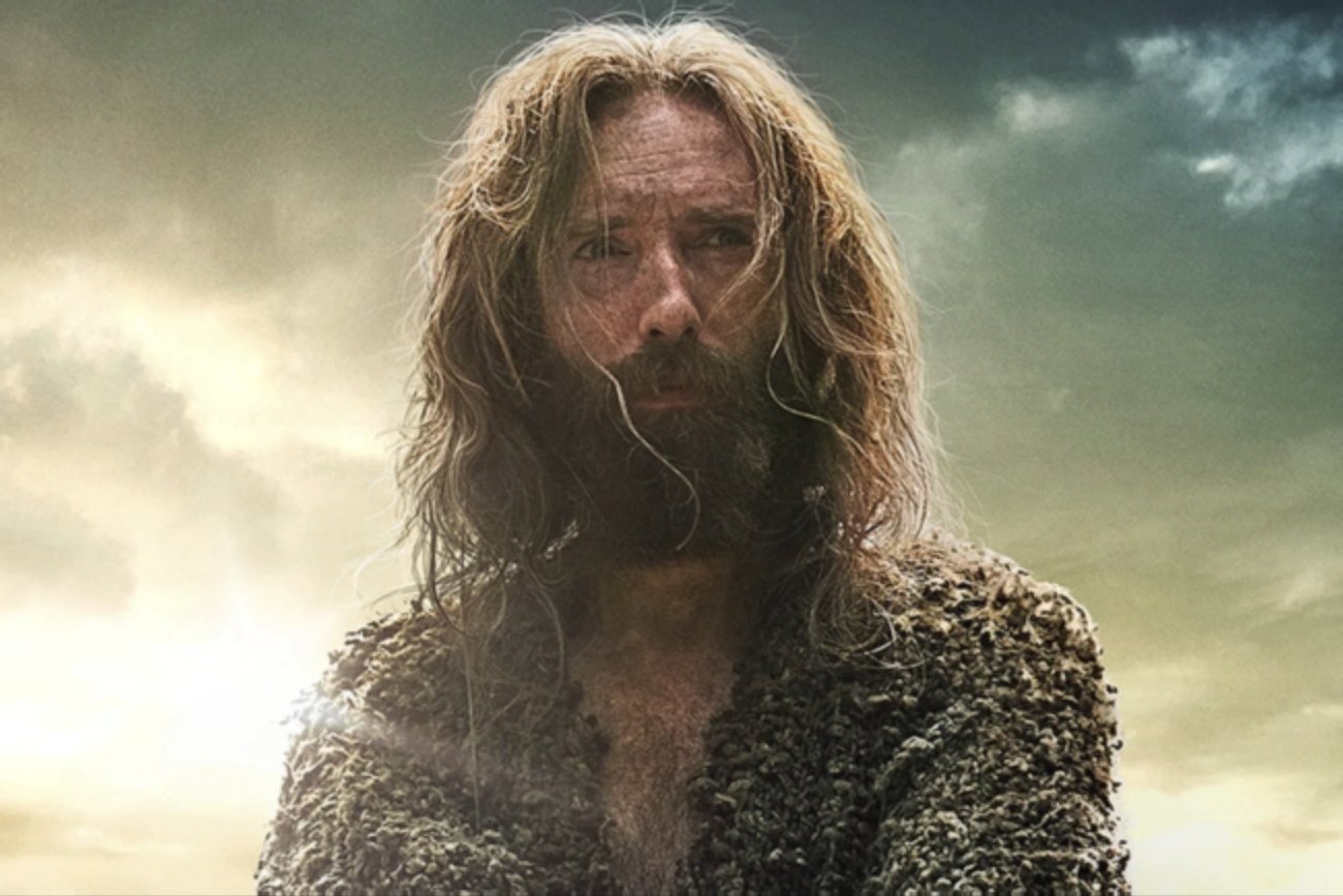 Kim jest tajemniczy mężczyzna z serialu "Władca Pierścieni: Pierścienie Władzy"?