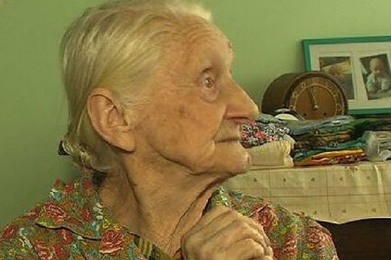 99-letnia "Babcia Ewa", jak nazwali ją internauci, została podstępnie okradziona z oszczędności życia. Ludzie dobrej woli z Polski i zagranicy zebrali już dla niej ponad pół miliona złotych.