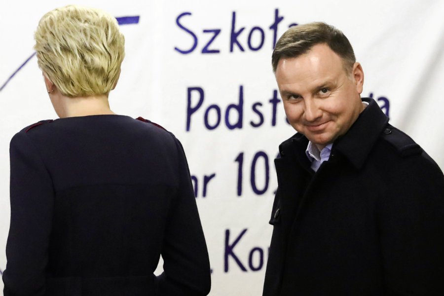 Prezydent Andrzej Duda wraz z małżonką Agatą Kornhauser-Dudą zagłosował w komisji przy ul. Mackiewicza w Krakowie.
