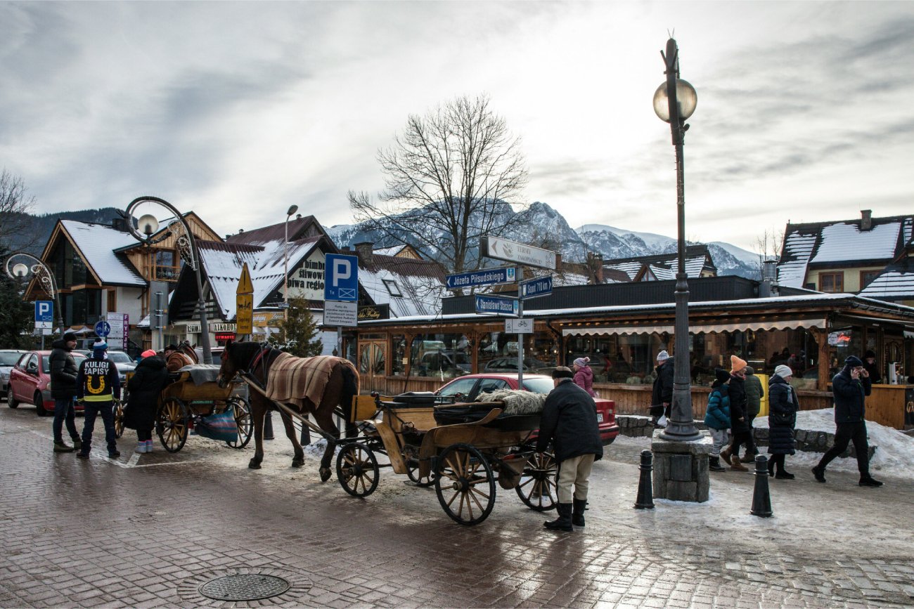 Zakopane zalane wyborczymi banerami. Zasłaniają Tatry