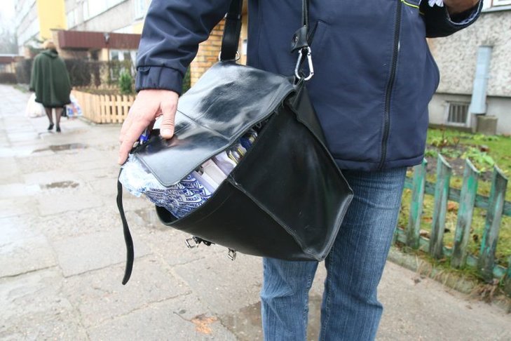 Listonosze nie są zadowoleni z wrzucania do skrzynek ulotek wyborczych