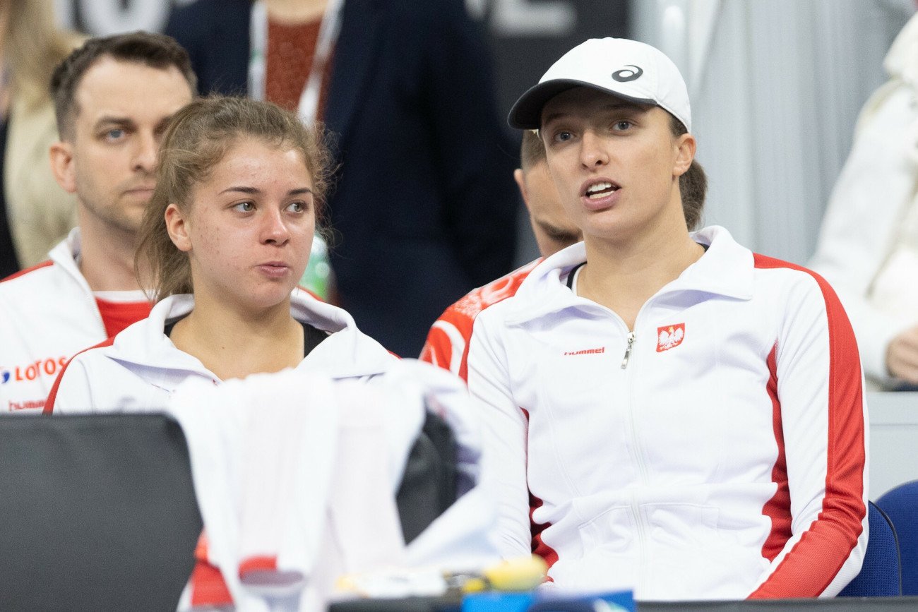 Maja Chwalińska z Igą Świątek podczas kwietniowego meczu reprezentacji Polski w Billie Jean King Cup w Radomiu.