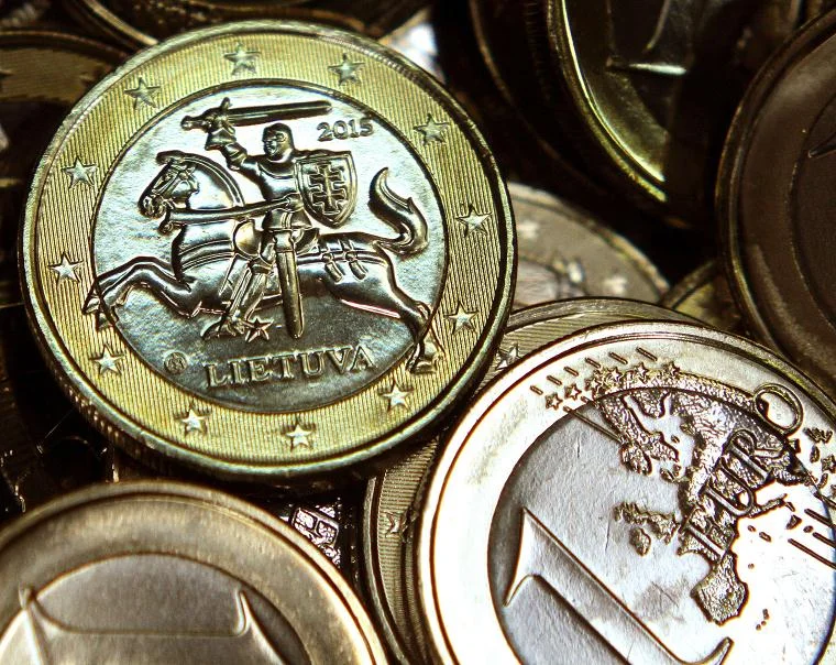 Po wejściu do strefy euro Litwa wyemitowała monety z litewskim godłem państwowym- symbolem Pogoni.