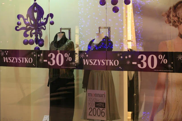 Ponieważ wielu klientów widząc obniżkę kupionego przed świętami towaru chcą "przyoszczędzić" niektóre sklepy ograniczają możliwość wymiany do asortymentu sklepu, ale po starcy, pozbawionych rabatu cenach.