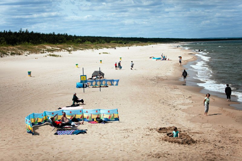 Pogoda w te wakacje mimo wszystko nie rozpieszcza plażowiczów nad Bałtykiem.