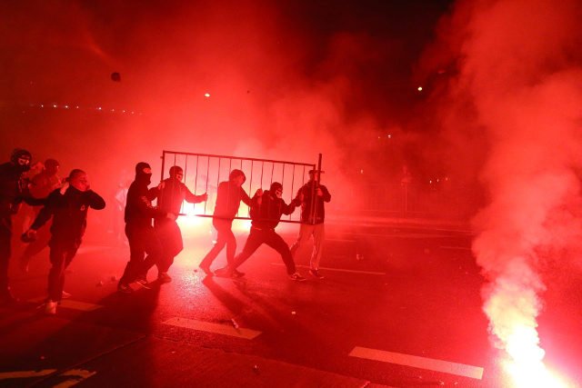 Często nawoływanie do nienawiści w sieci ma swój finał na ulicach miast.