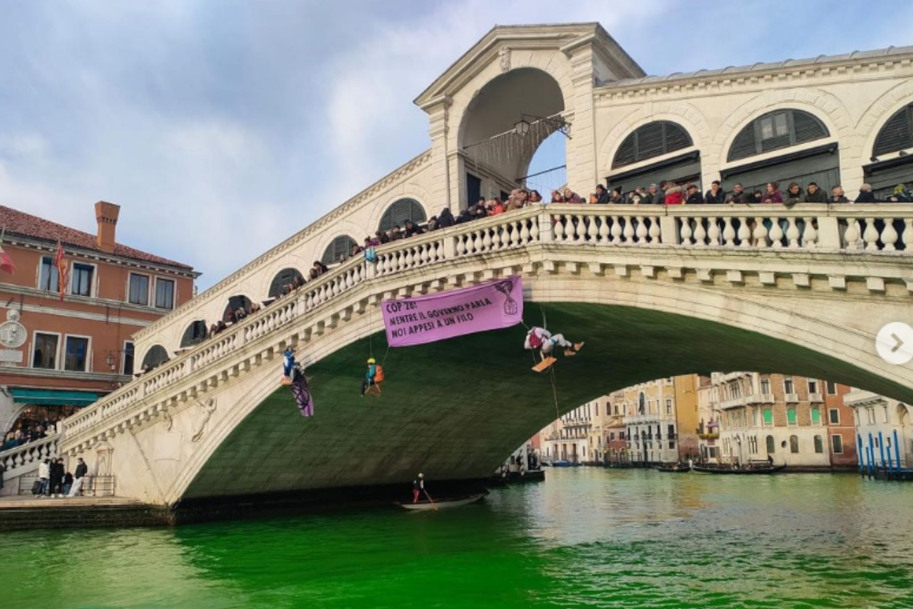 Zaskoczenie turystów we Włoszech. Zielona woda w najpiękniejszych kanałach w Wenecji i w Mediolanie