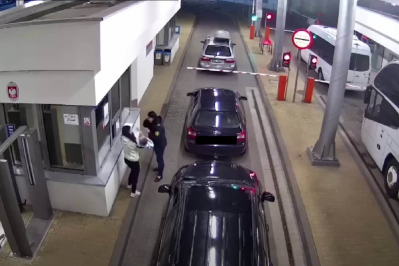 Niemowlaka z Ukrainy uratował pogranicznik. Nagranie z Zosina