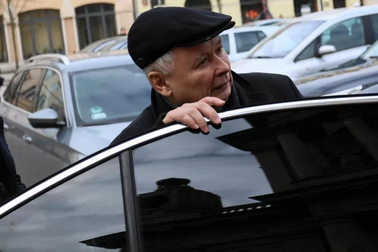 "Super Express": Kaczyński z Gowinem i Ziobrą spotkali się na winie u zakonnic.