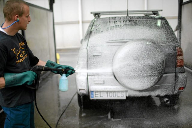 W myjniach samochodowych używa się środków chemicznych.